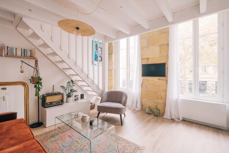 Salle de séjour d'un appartement rénové à Bordeaux